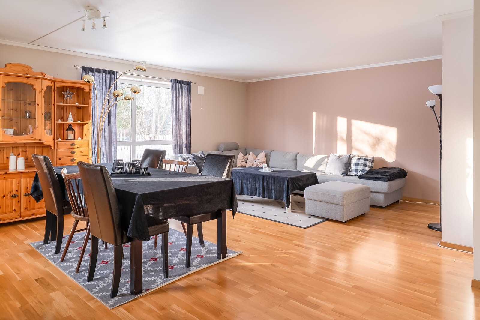 Stue og kjøkken rommer til sammen 37,7 kvm og har parkett på gulv. Galleribilde