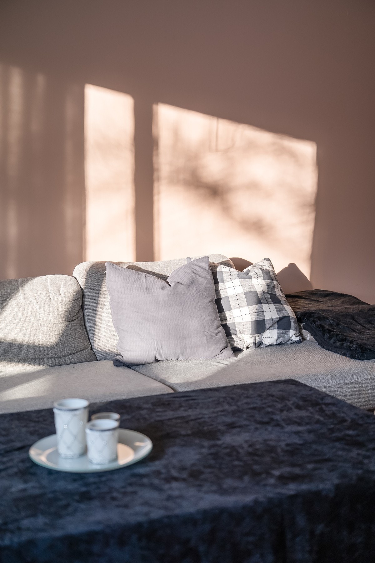 Veggen har en varm fargetone som gir rommet et behagelig og innbydende preg. Galleribilde