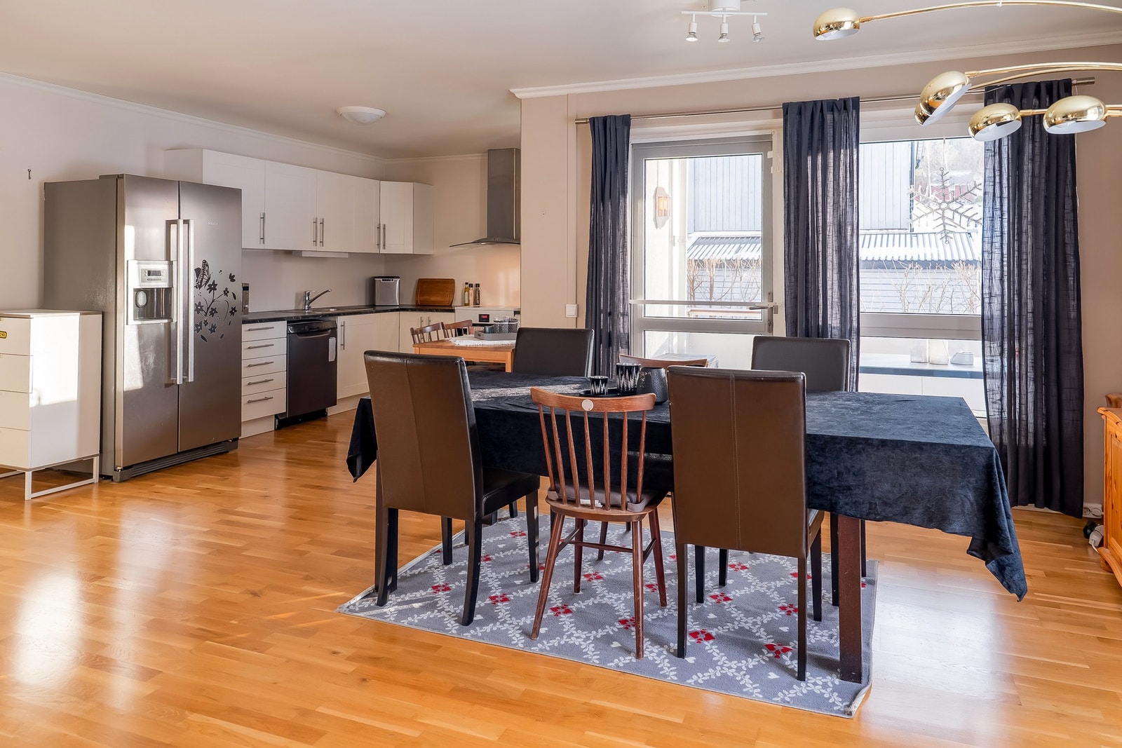 Fra stuen har du direkte adgang til boligens terrasse på 12,4 kvm. Galleribilde