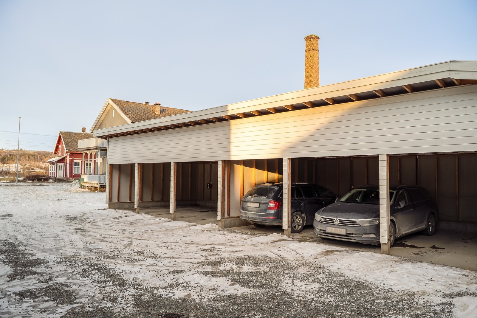 Boligen har egen parkering i carport- Her er det også mulighet til å etablere elbil-lader. Galleribilde