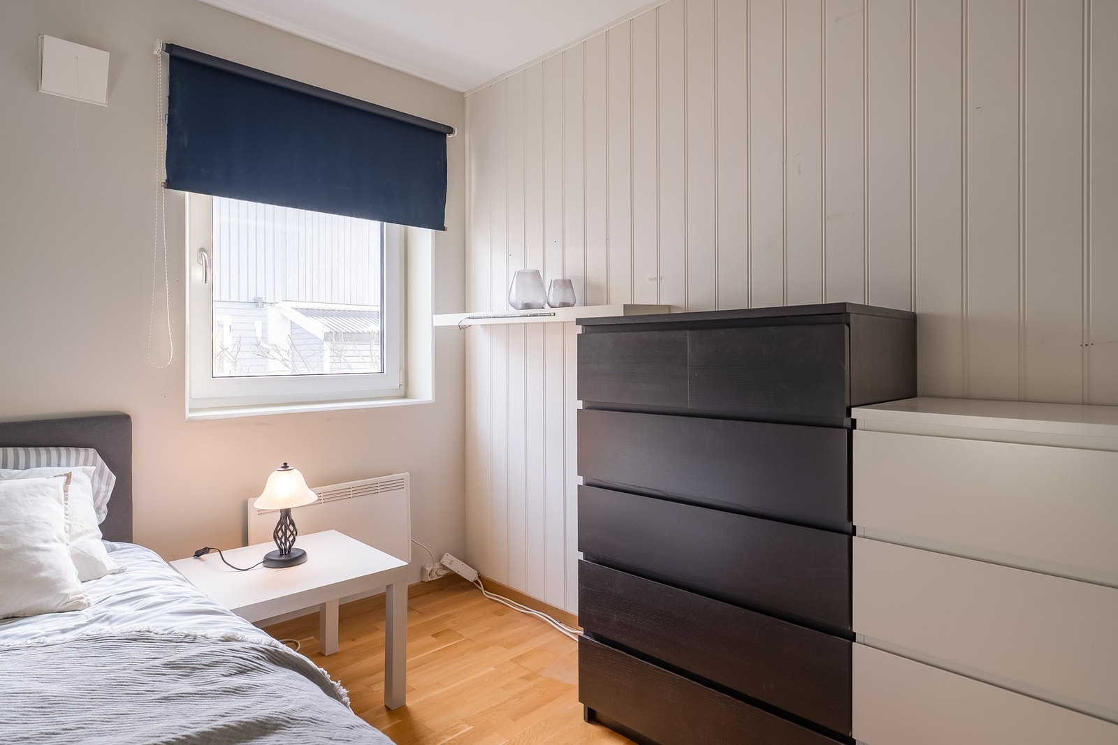 Det største soverommet har etablert garderobeløsning. Galleribilde