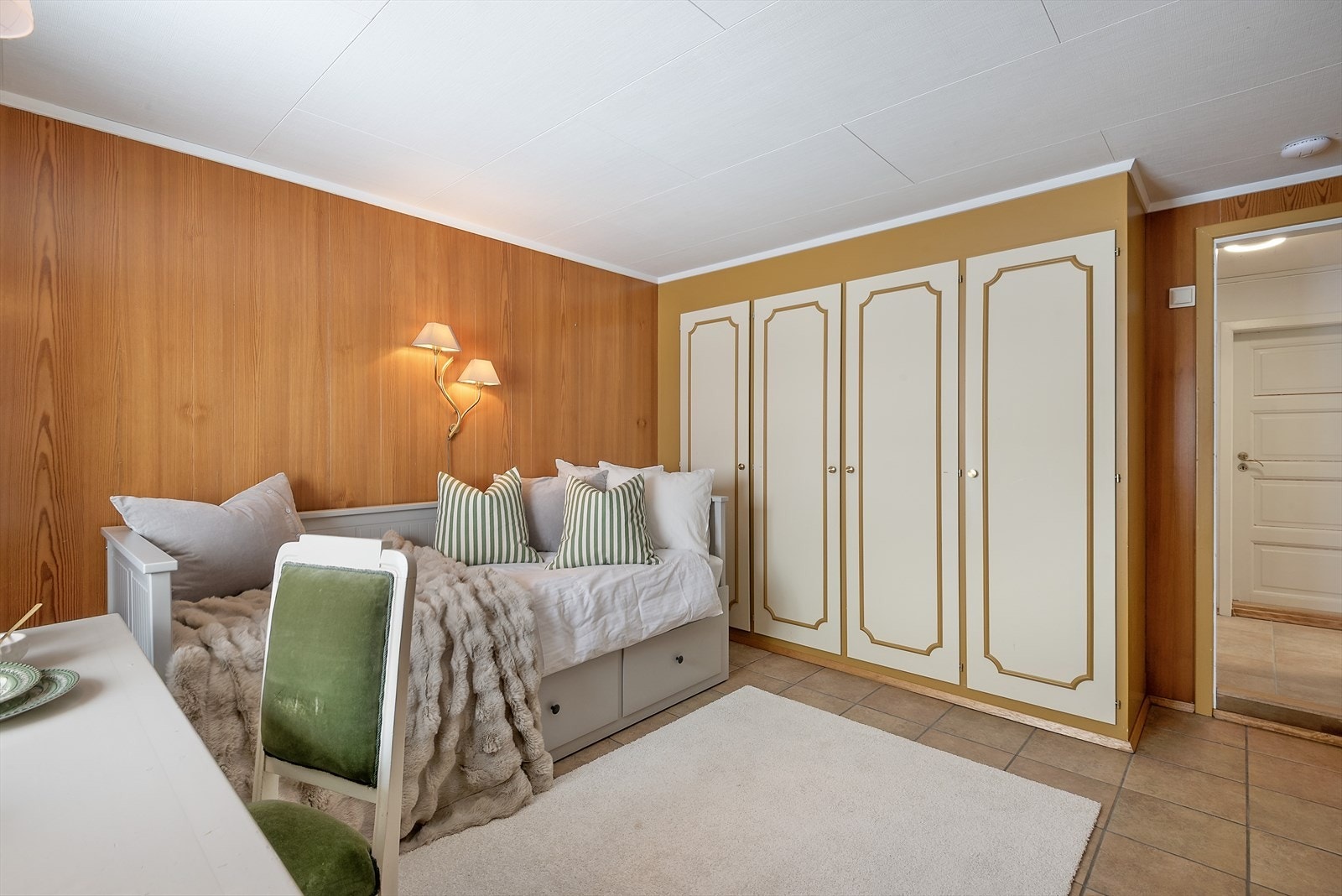 Plassbygde garderobeskap. Galleribilde