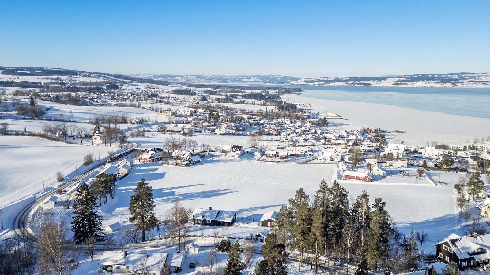 Kort veg til idyllen langs Mjøsa med bademuligheter. Galleribilde