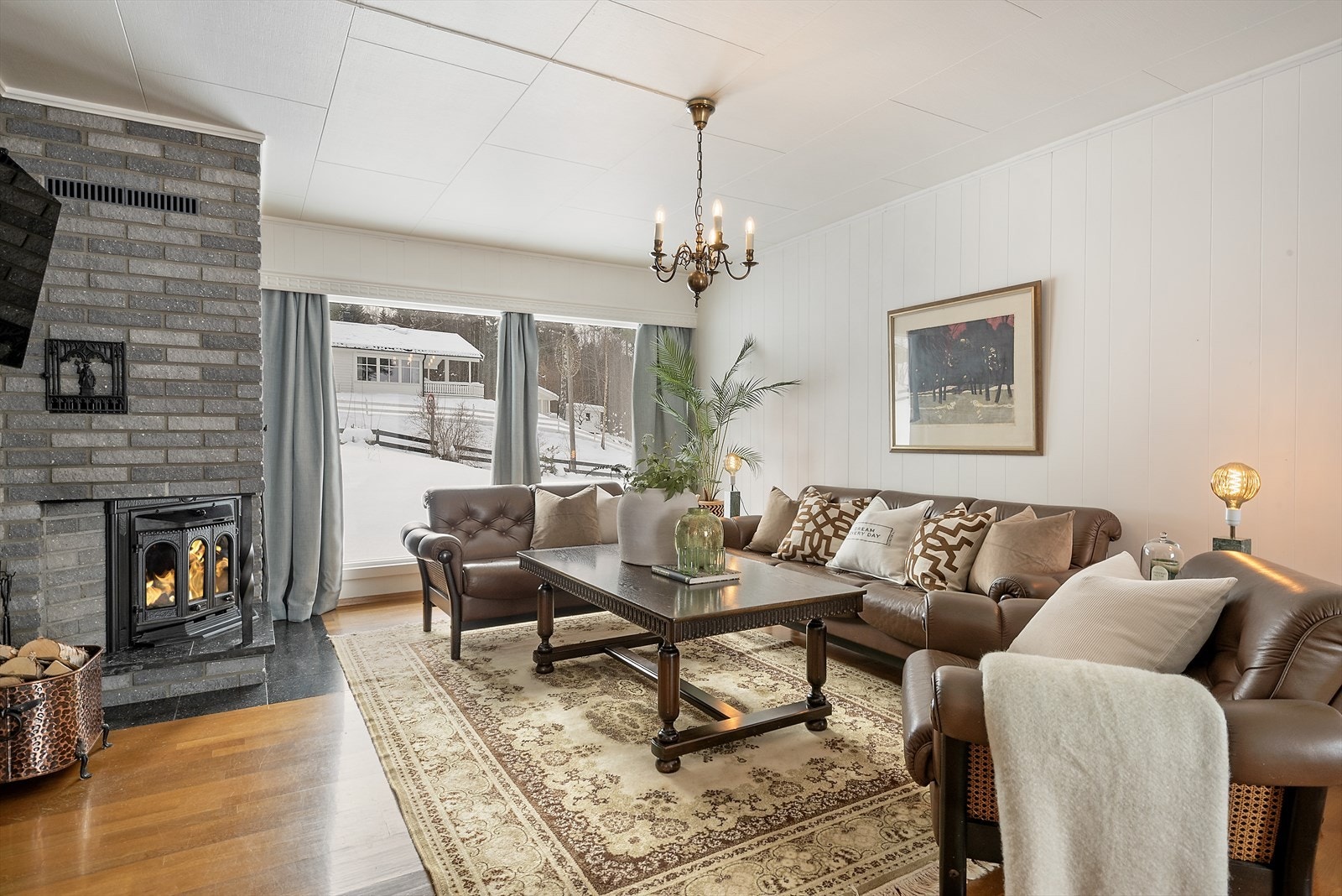 Fin plass til sofagruppe ved peisen. Galleribilde