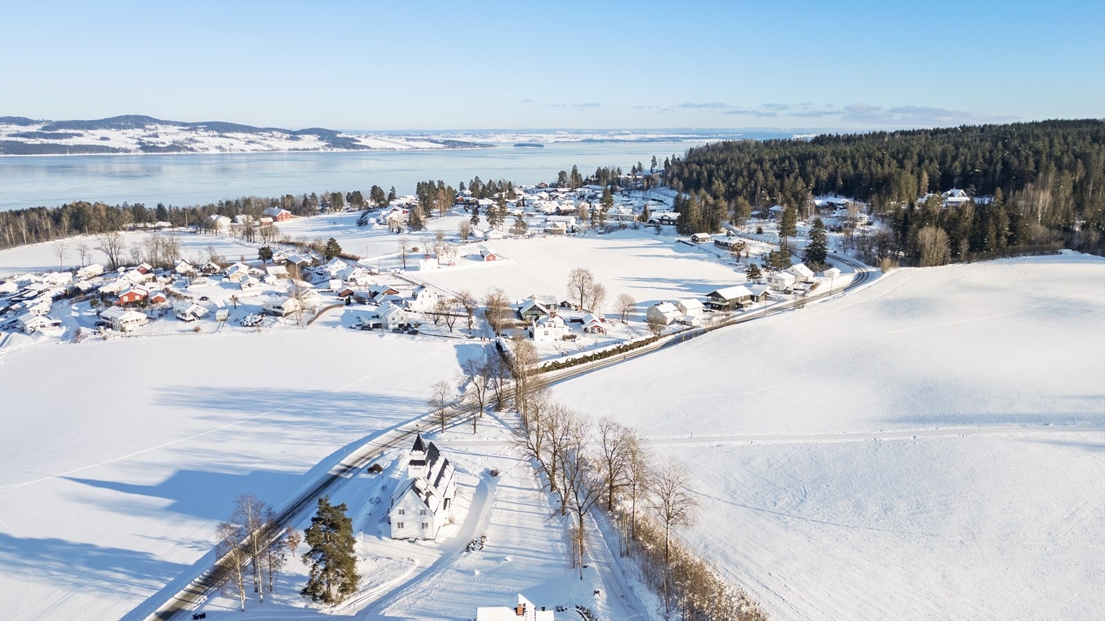 Kapp kirke i nærområdet. Galleribilde
