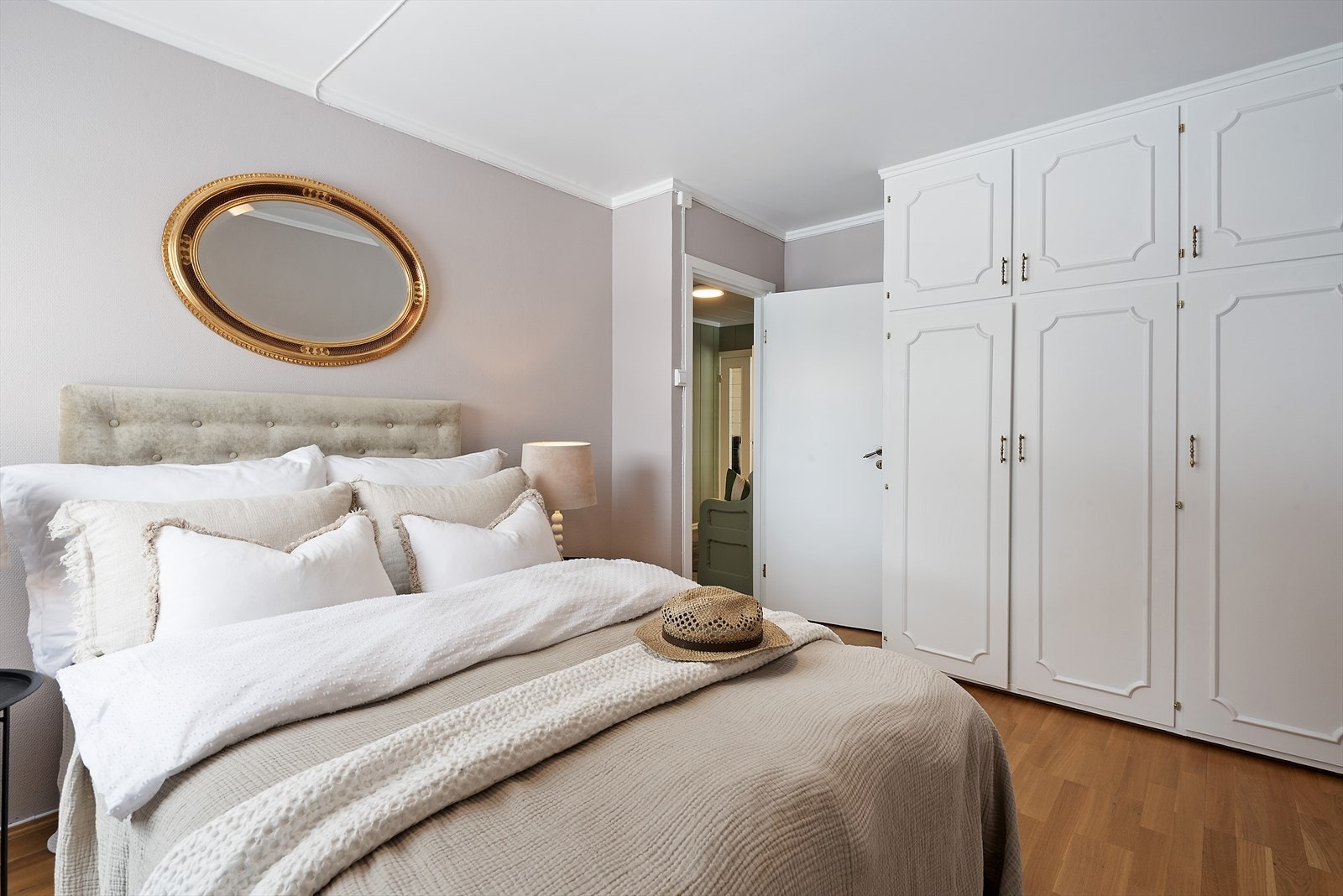 Rommet har godt med garderobeskap. Galleribilde