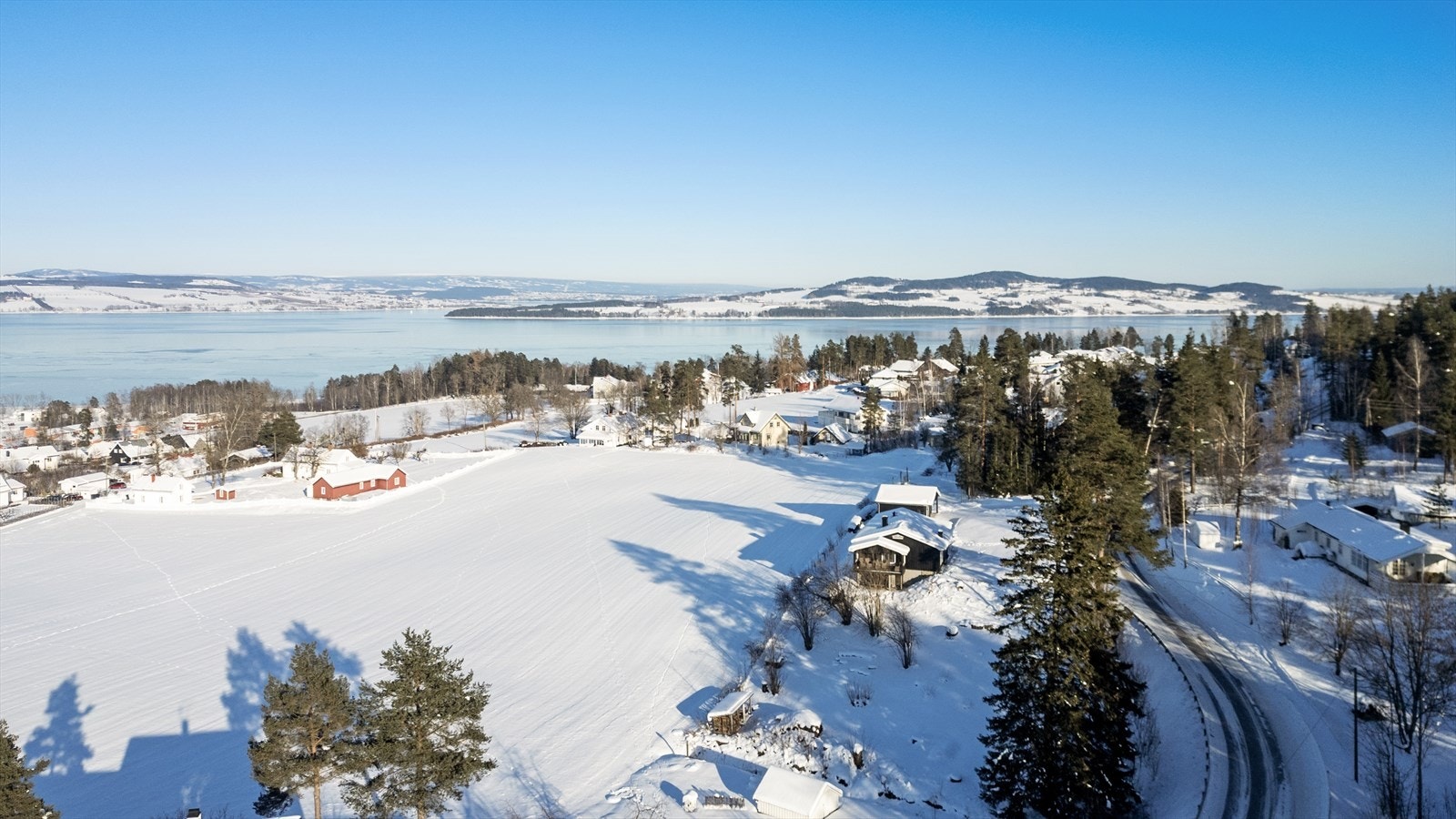 I hovedsak boligbebyggelse om landbruk i området rundt. Galleribilde