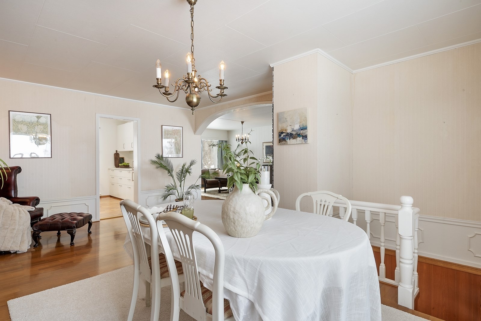 Fin plass til spisestuemøblement utenfor kjøkkenet. Galleribilde