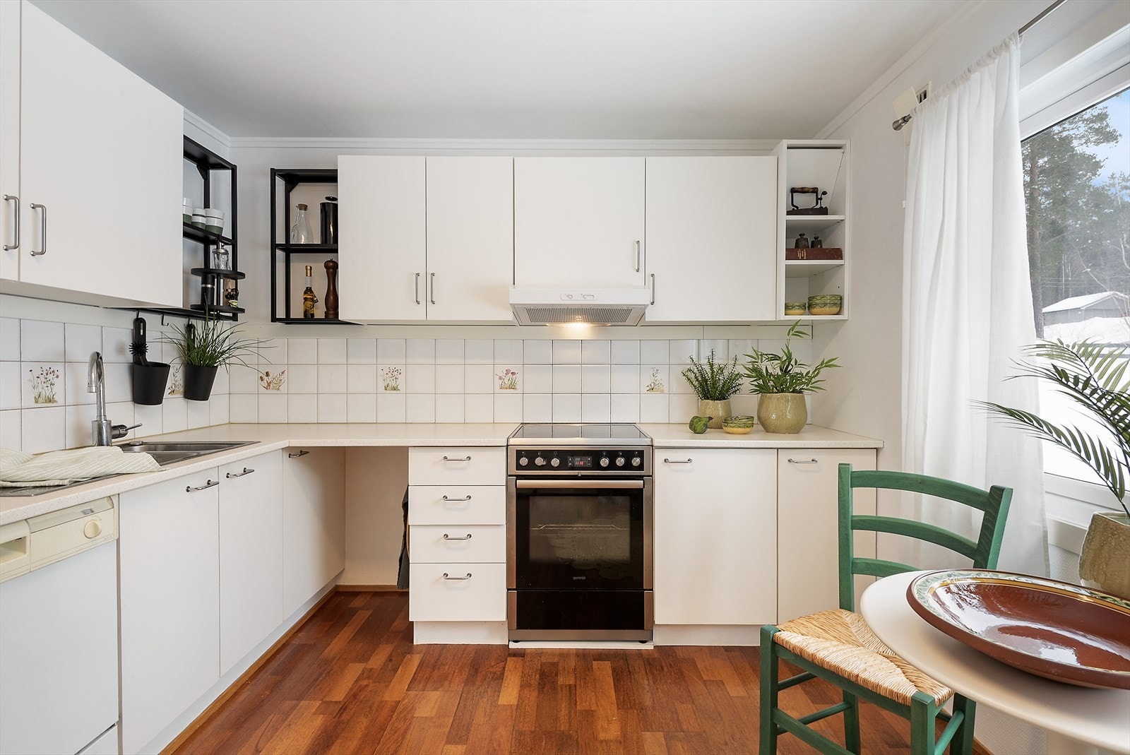 Kjøkkenet har lys innredning. Galleribilde