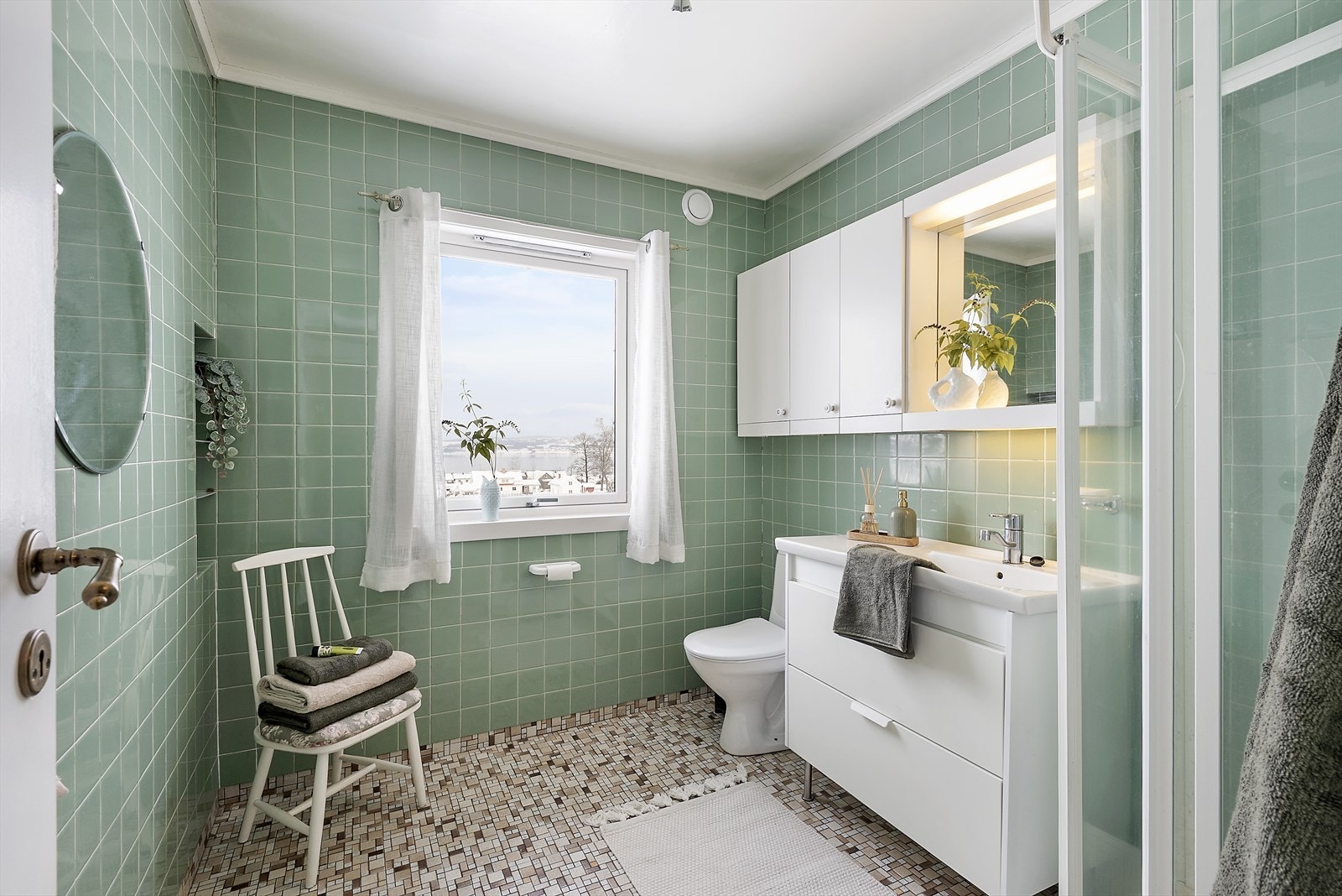 Bad med lys innredning. Galleribilde