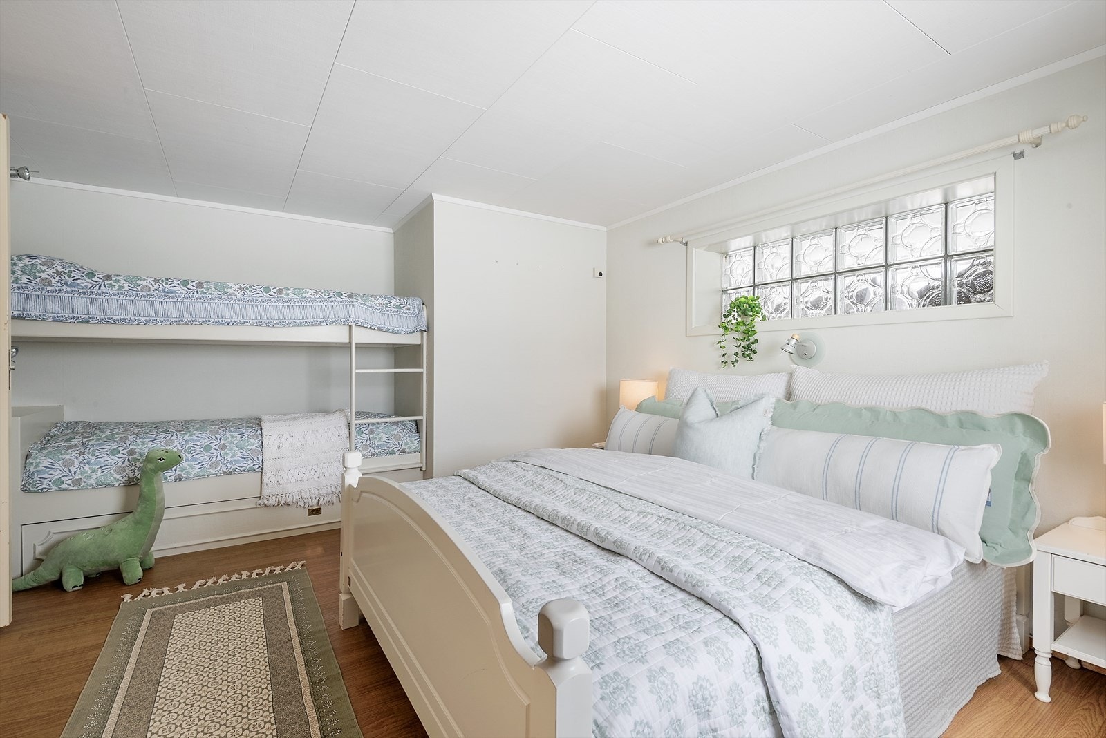 Romslig soverom. Galleribilde