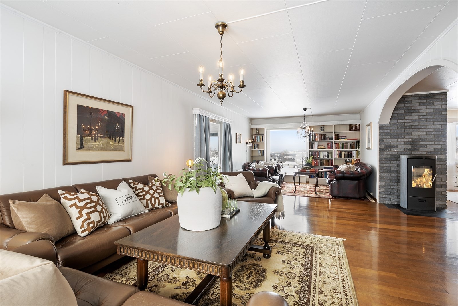 Stemningsfull peisovn skaper en lun og god atmosfære. Galleribilde