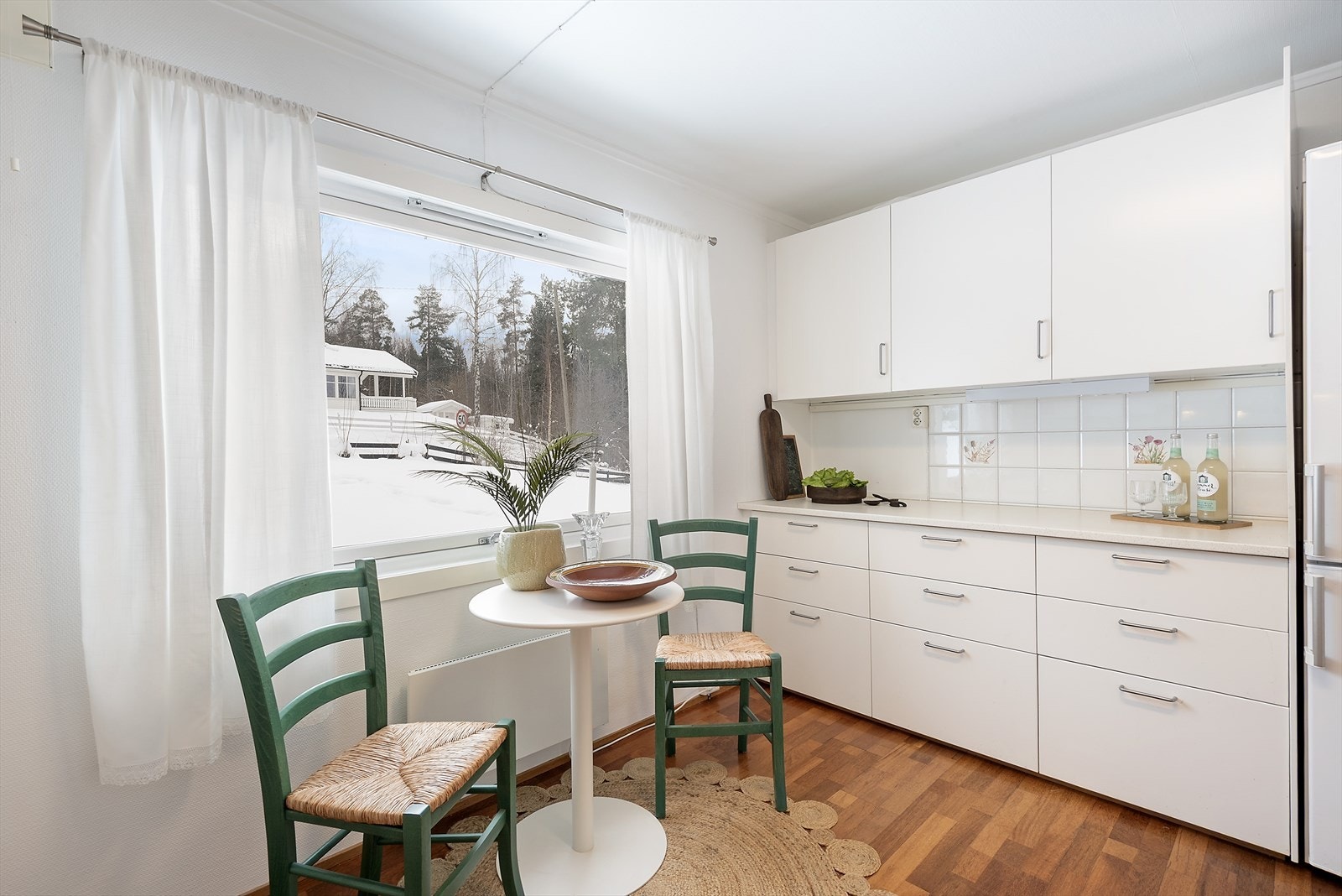 Nyte morgenkaffen ved vinduet. Galleribilde