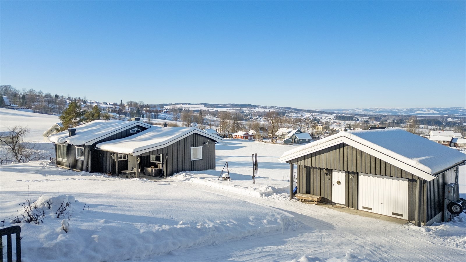Garasje på eiendommen. Galleribilde