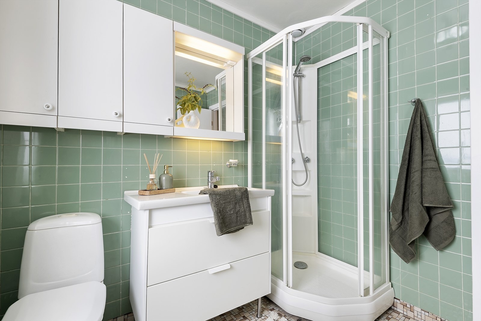 Badet har dusjkabinett. Galleribilde