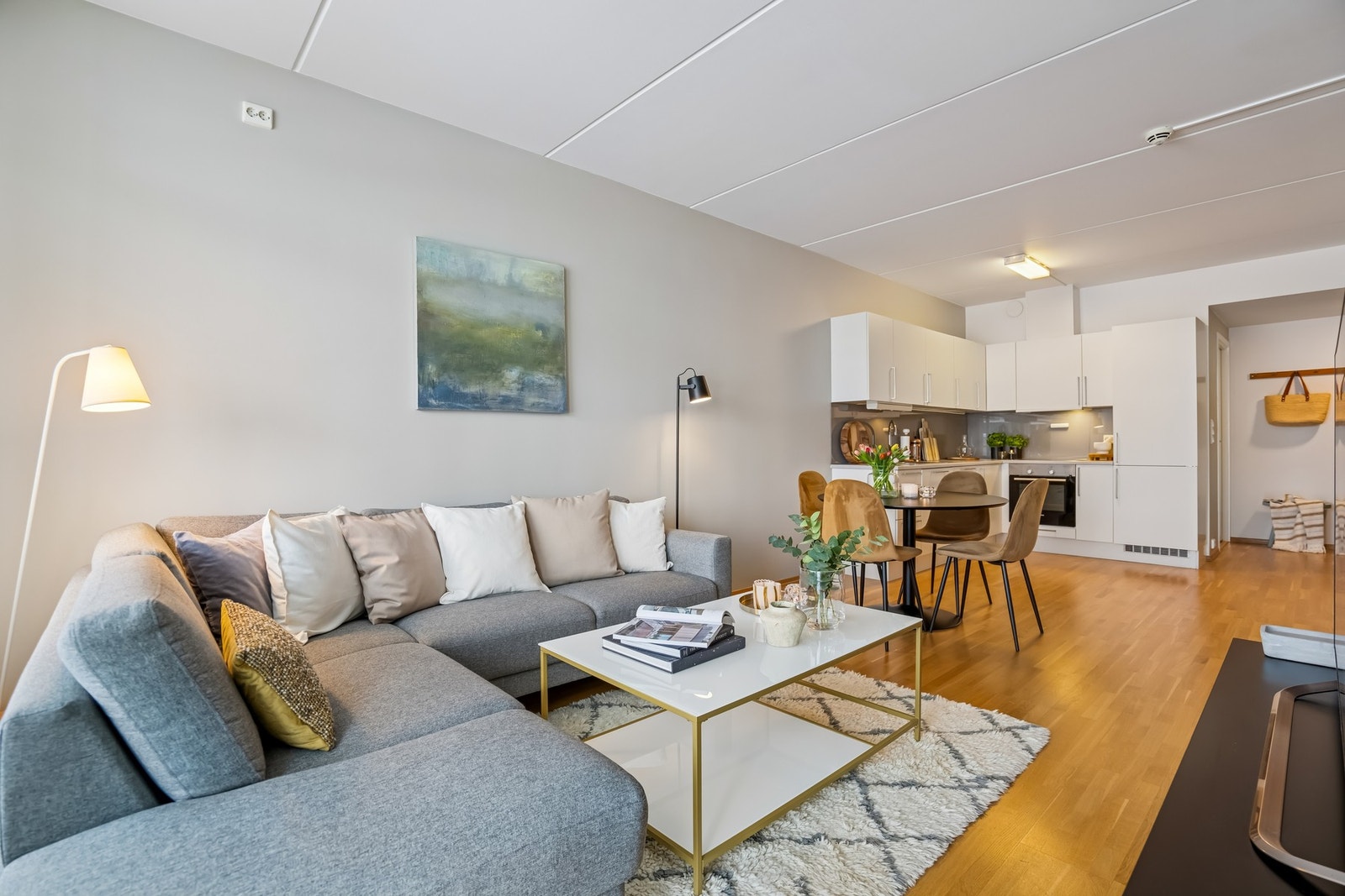 Lys og trivelig stue med flere møbleringsmuligheter. Galleribilde