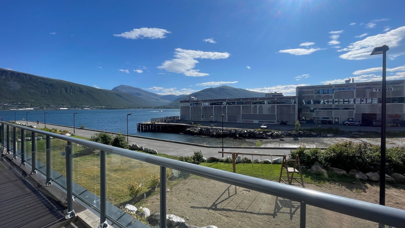 Med glassrekkverk og delvis overbygd tak, har du en flott terrasse. Galleribilde