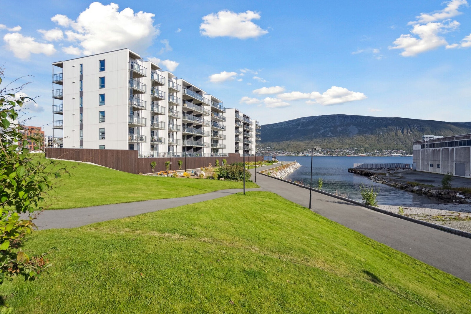 Leiligheten har sentral beliggenhet i den sørlige delen av Kræmer brygge. Galleribilde