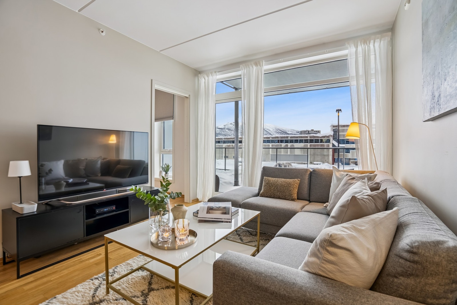 Vinduer fra gulv til tak gir leiligheten en behagelig atmosfære. Galleribilde