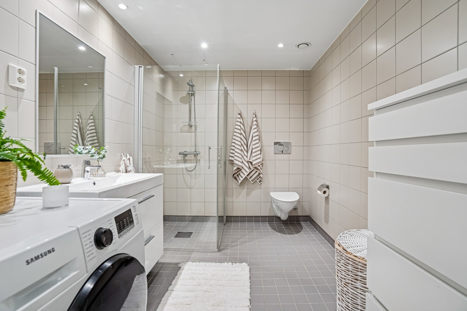 Badet er komplett flislagt med gulvvarme, som sikrer deg en lun start på dagen. Galleribilde