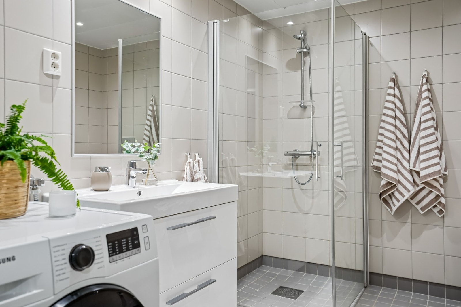 Det er også gjort plass til vaskemaskinen. Galleribilde