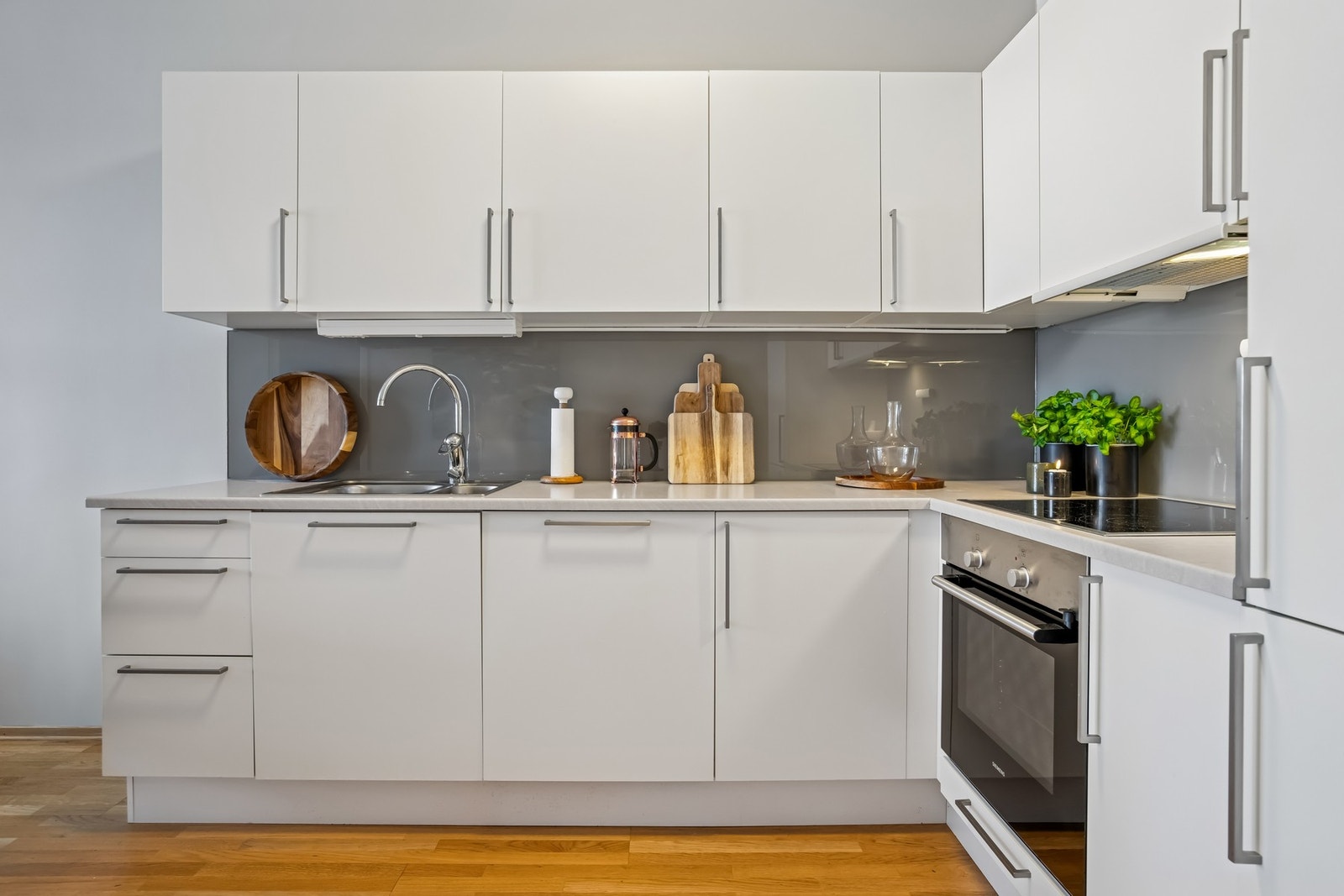 Kjøkkeninnredningen er levert av HTH med glatte, hvite fronter og moderne detaljer. Galleribilde