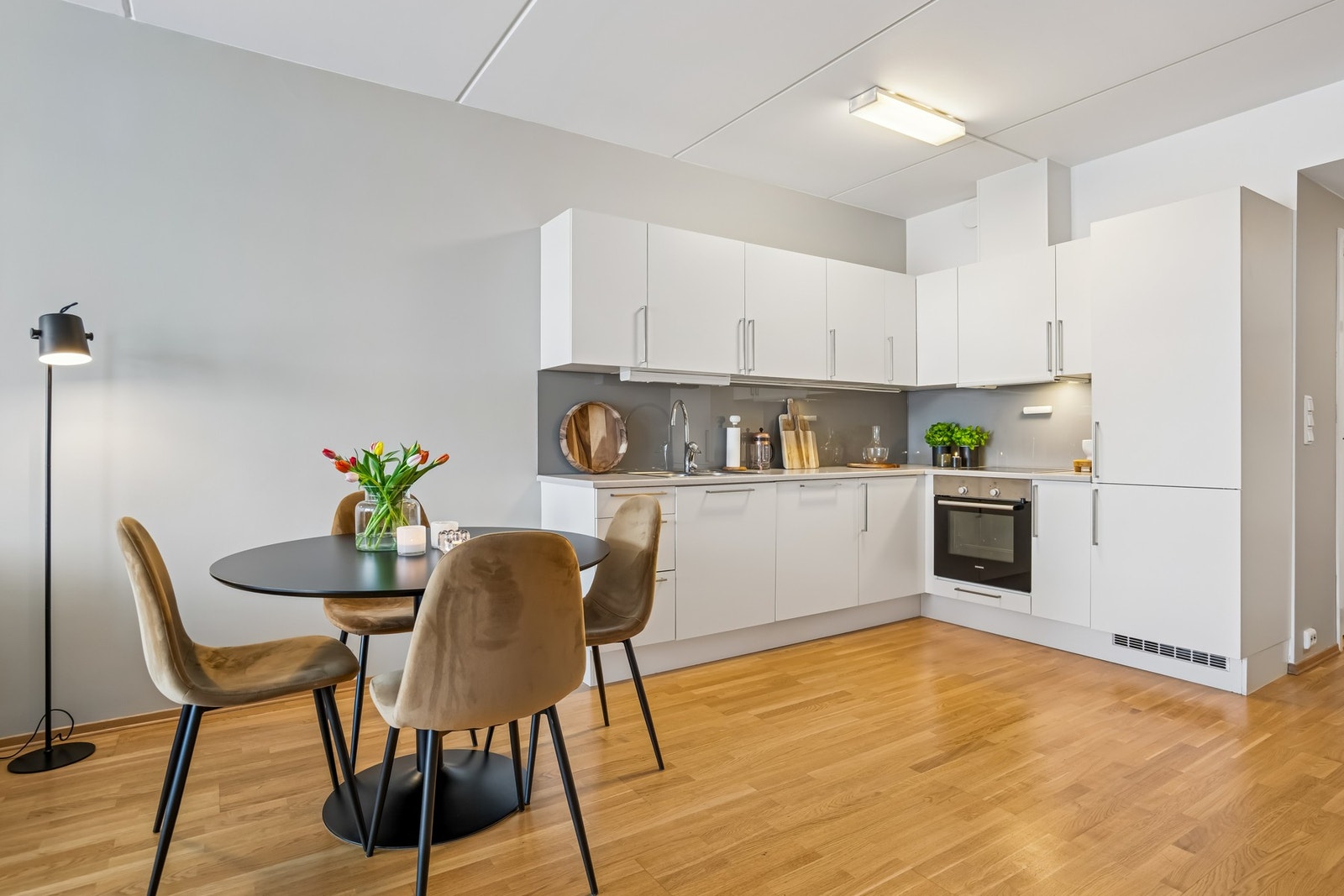 Rett ved kjøkkenet finner du den perfekte plassen for spisebordet. Galleribilde