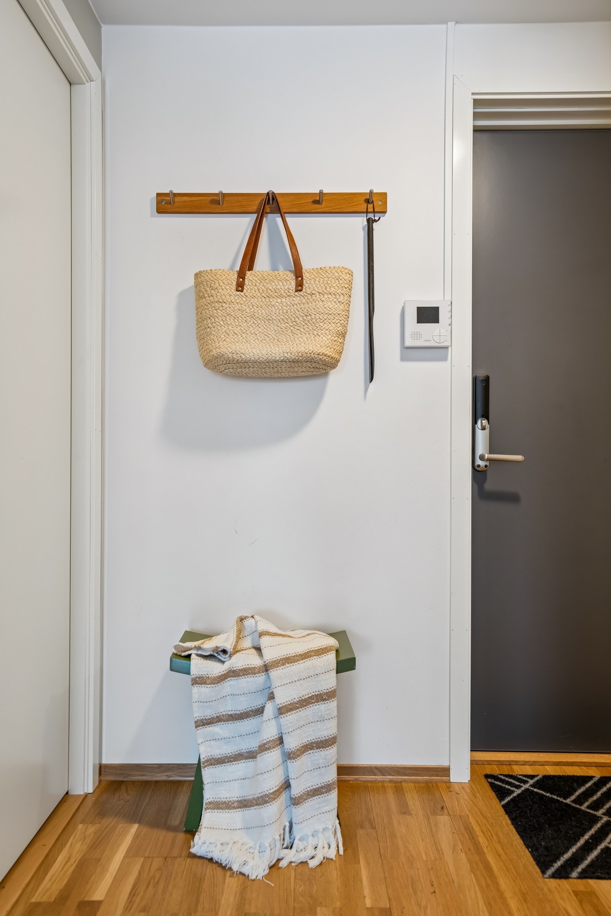 I tillegg er det veggplass til et elegant garderobeoppheng. Galleribilde