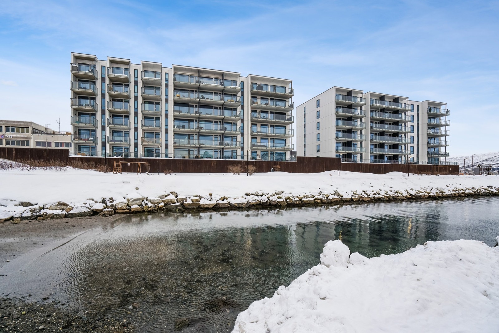 Området er pent opparbeidet med plen, beplantning, lekeplass og umiddelbar nærhet til sjøen. Galleribilde