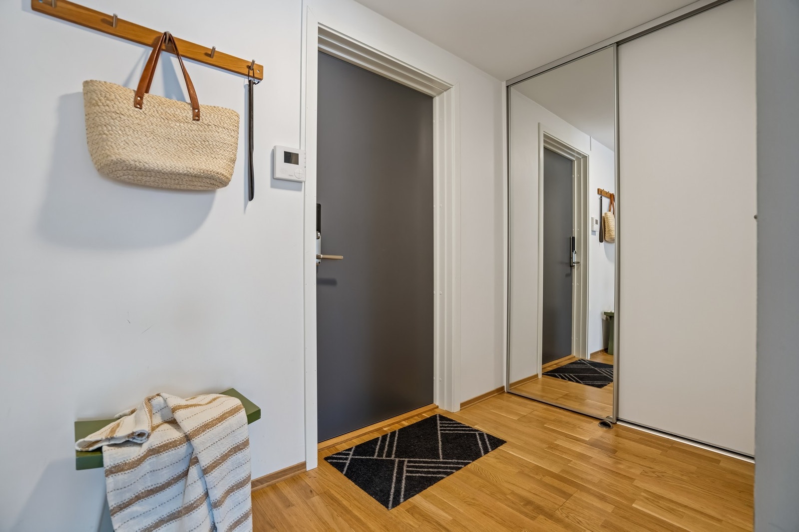 Velkommen inn! Innbydende entre med skyvedørsgarderobe med speilfront. Galleribilde