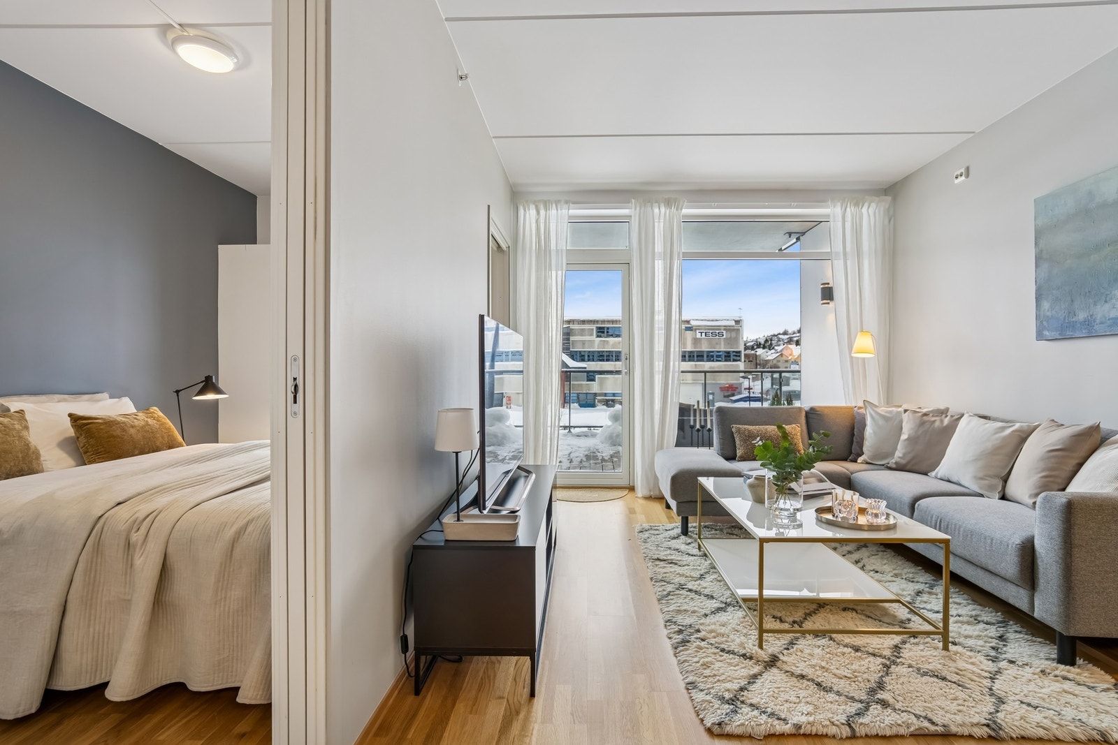 Ved stuen ligger det et romlig soverom. Galleribilde