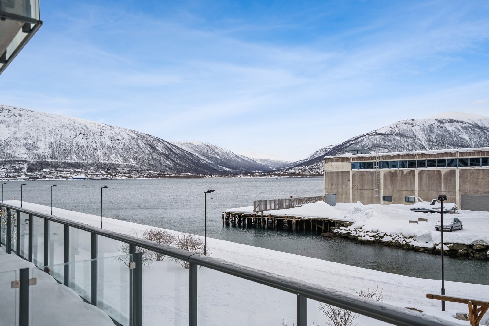 Utsikten er flott mot Tromsøysundet. Galleribilde