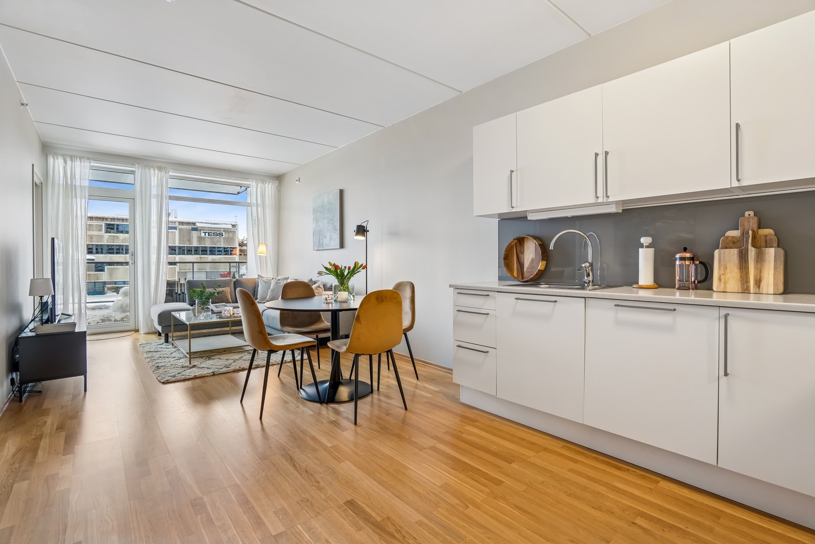 Åpne og moderne planløsning gjør rommet både lyst og luftig. Galleribilde