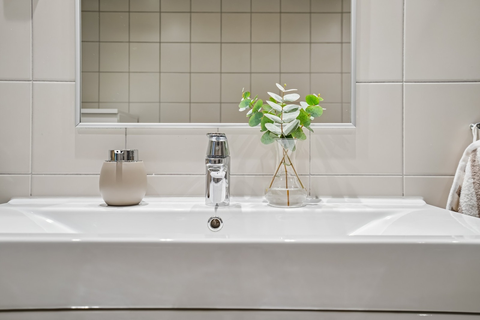 Her får du en stilig baderominnredning med nedfelt servant, dusjnisje med innfellbare dører og WC. Galleribilde