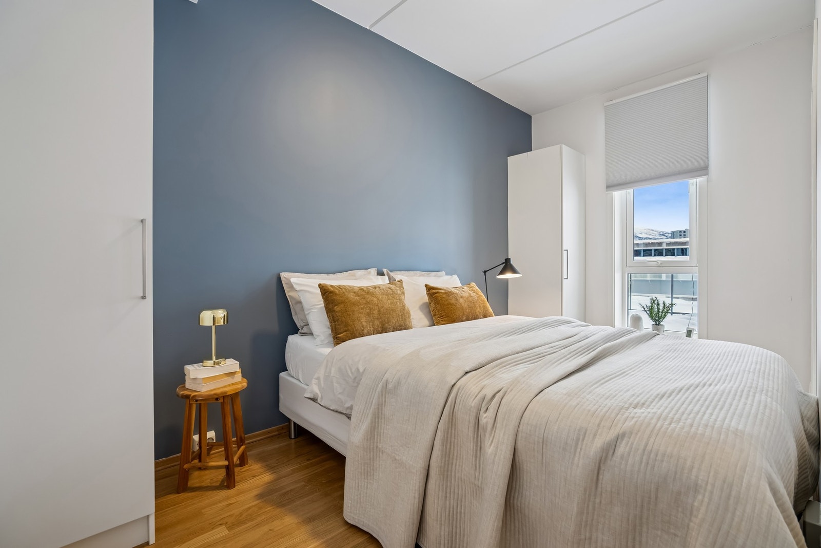 På soverommet er det god plass, og det har en praktisk graderobeløsning. Galleribilde