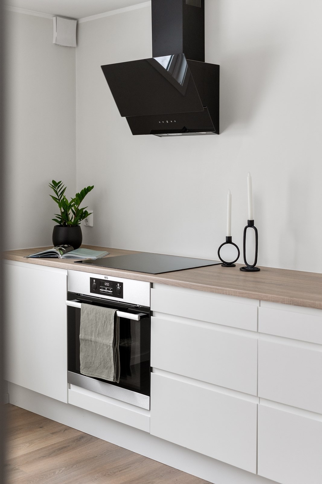 Over kokesonen er det en stilig, skråstilt ventilator med kullfilter. Galleribilde