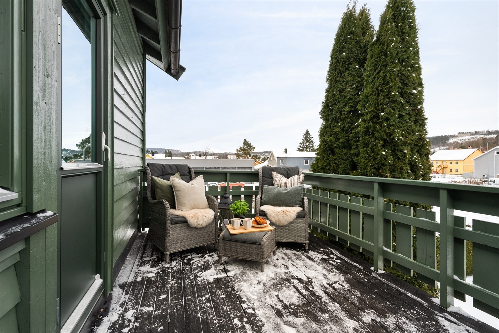 Inntil stua er det etablert en solrik balkong på ca. 10 m2, med kveldssol. Galleribilde