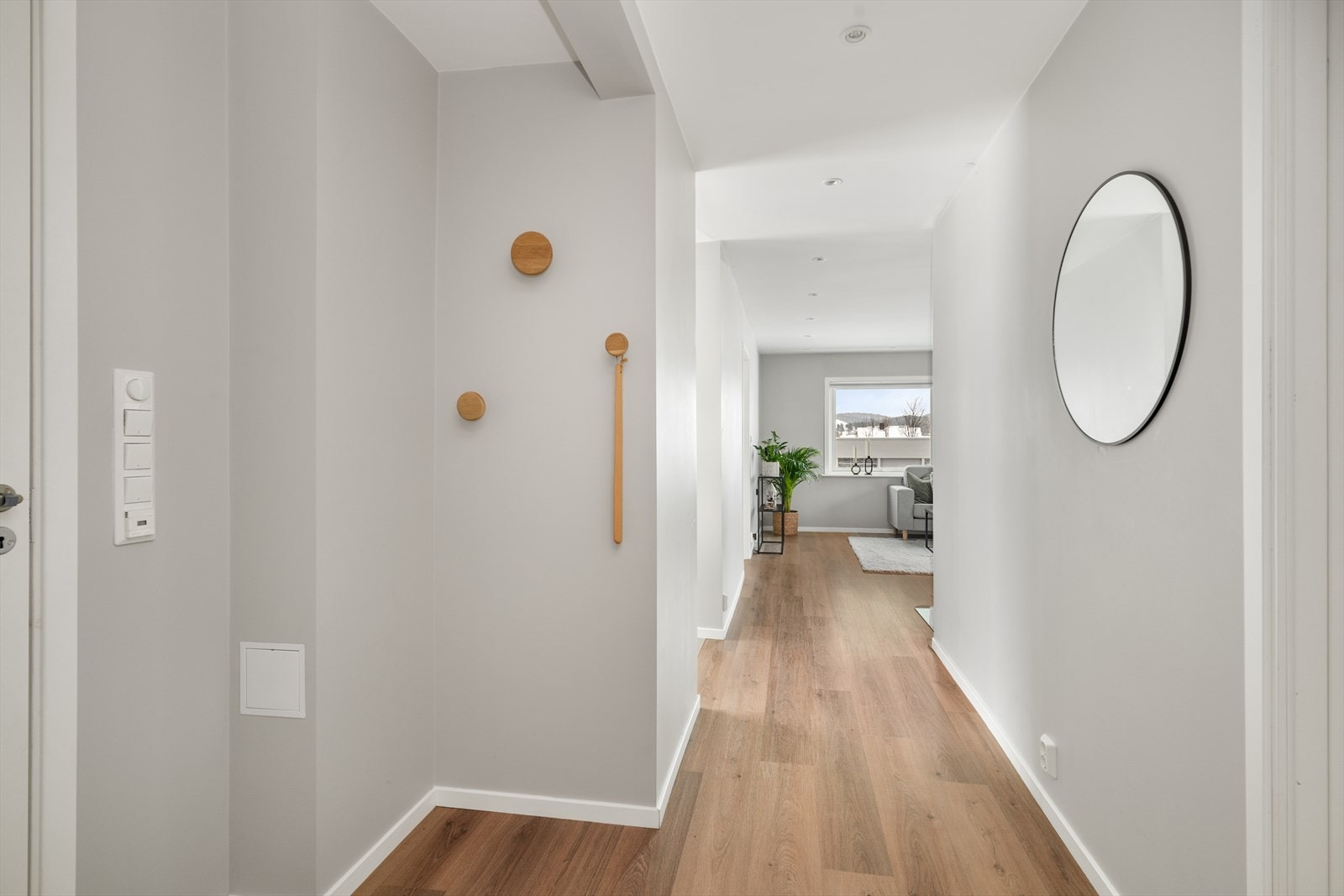Med adkomst fra felles trappegang kommer man inn i boligens hyggelige entrè hvor det er moderne laminatgulv og duse fargetoner som er videreført inn i leiligheten for et helhetlig og harmonisk uttrykk. Galleribilde