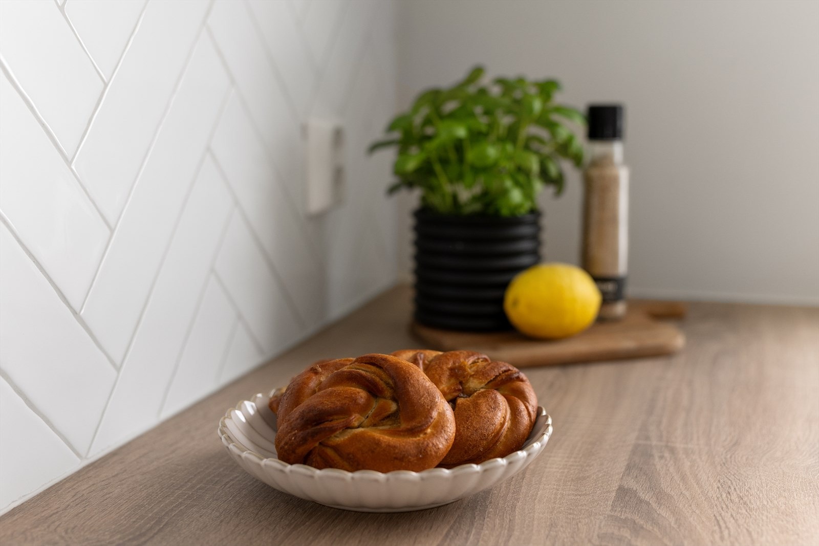 Det er belysning under overskapene for godt arbeidslys til benkeflatene. Galleribilde