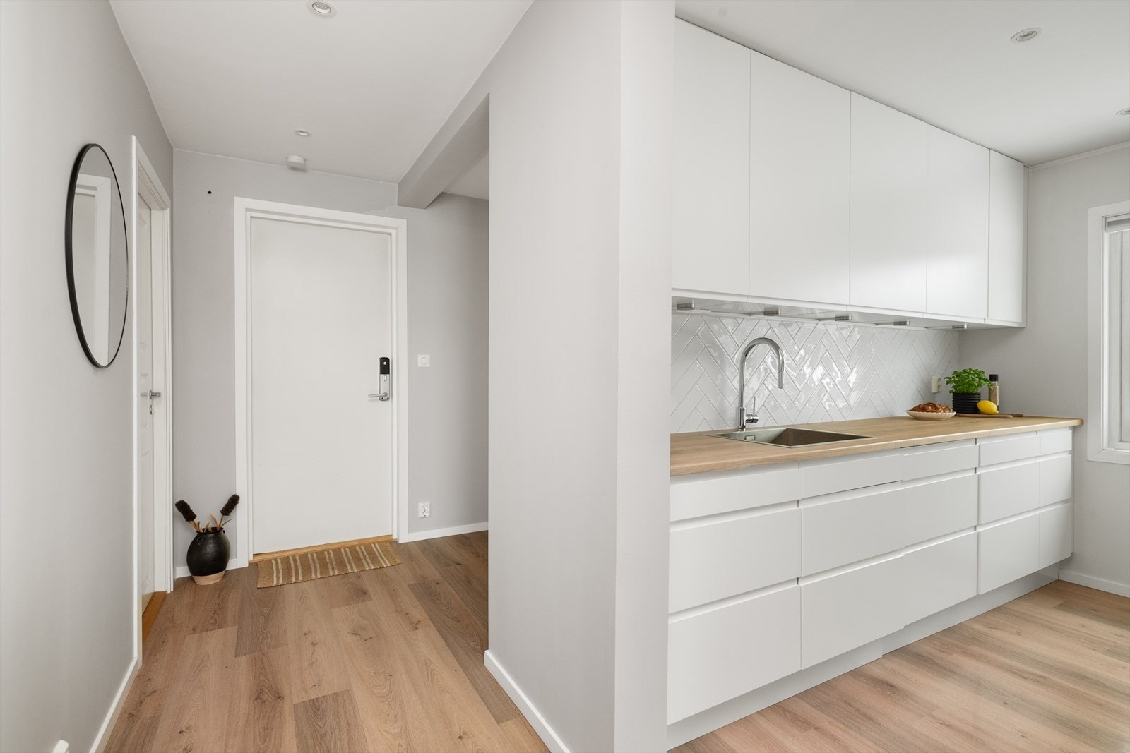 Inngangsdør er brann- og lydklassifisert, og har kodelås for en trygg og nøkkelfri hverdag. Galleribilde