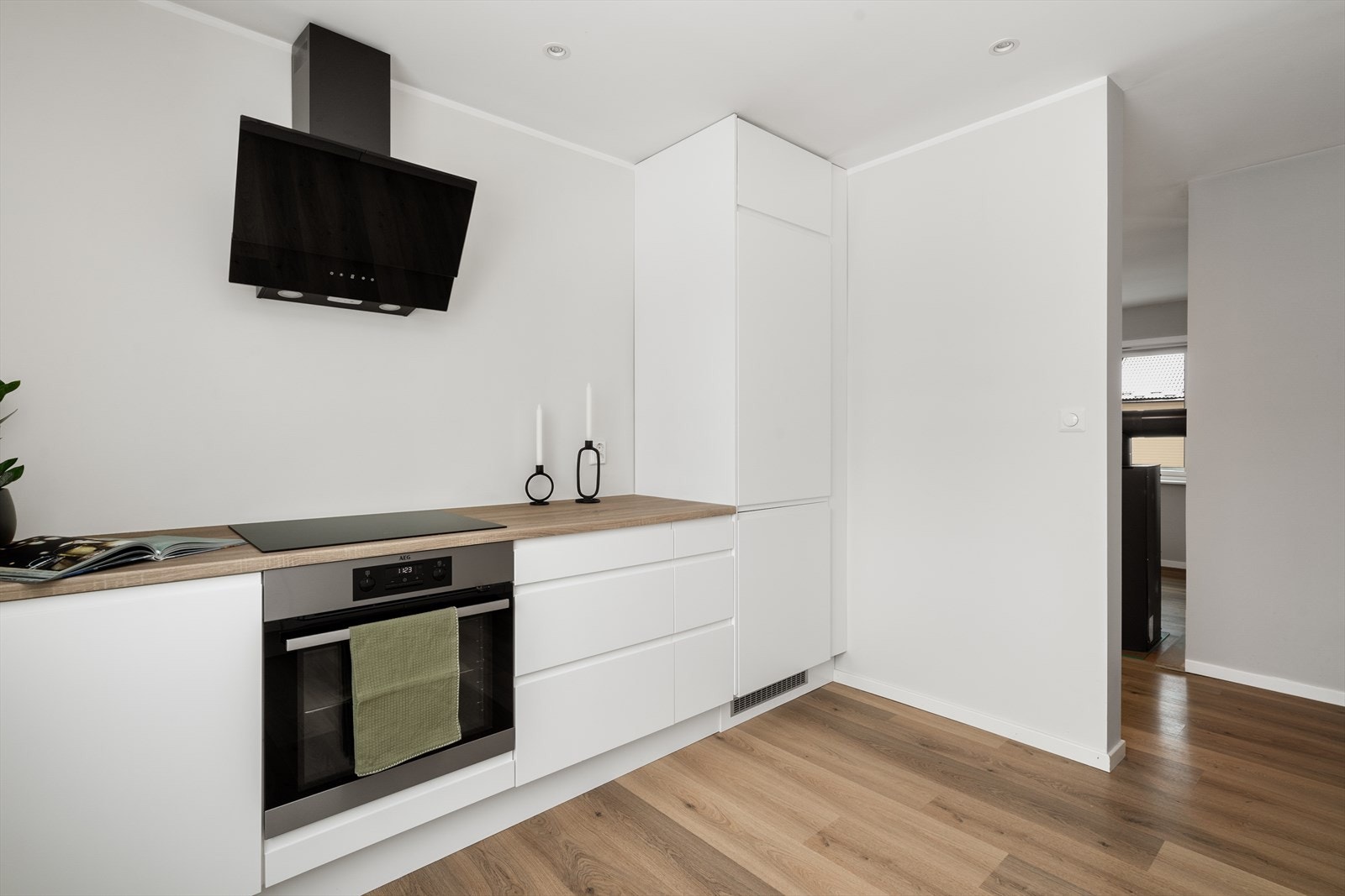 Kjøkkenet har integrerte hvitevarer som oppvaskmaskin, induksjonstopp, stekeovn og kjøl/fryseskap, og det er installert vannstoppsystem og komfyrvakt. Galleribilde