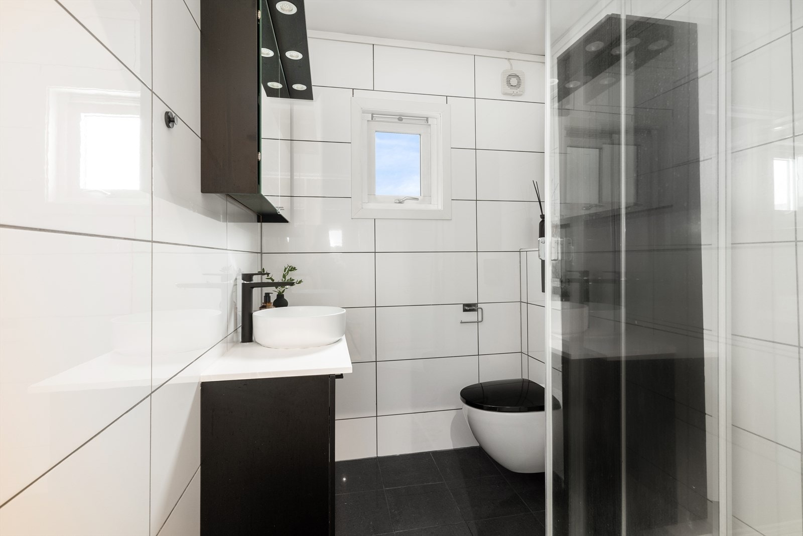 Badet er oppgradert i 2012 og er helfliset med varmekabler i gulvet. Samtidig ble elektrisk anlegg oppgradert. Galleribilde