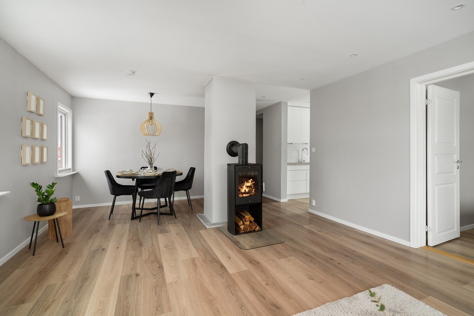 Sentralt i stua er det installert vedovn med glassdør og glassplate på gulvet for lun varme på kjølige dager. Det er utført piperehabilitering i regi av borettslaget med nytt innvendig rør i 2024. Galleribilde