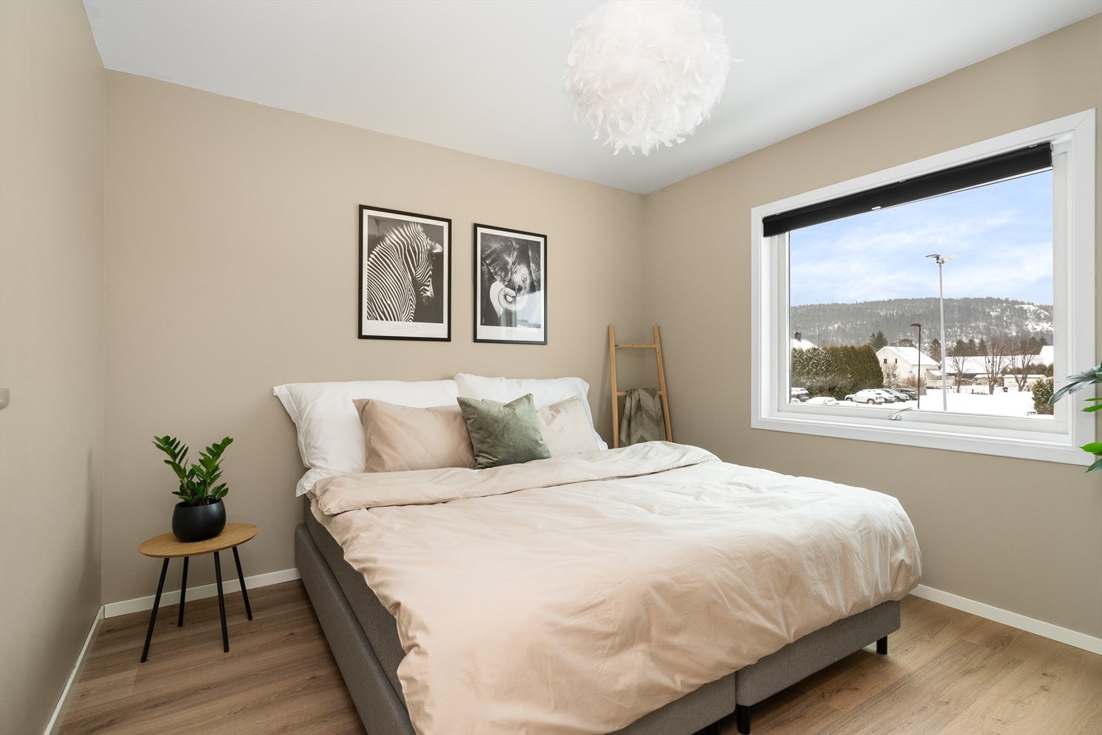 Leiligheten har to gode soverom, ett ved stua og ett ved gangen. Hovedsoverommet inntil stua er holdt i en dus og behagelig fargetone, med plass til dobbeltseng og nattbord. Galleribilde