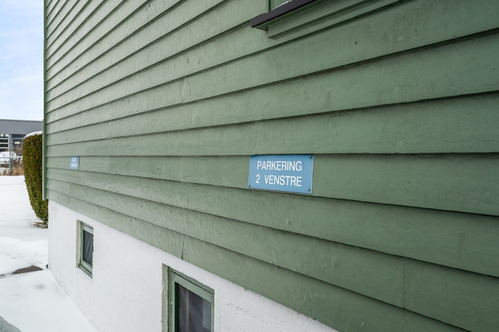 Felles biloppstillingsplasser ved boligens inngangsparti. Galleribilde