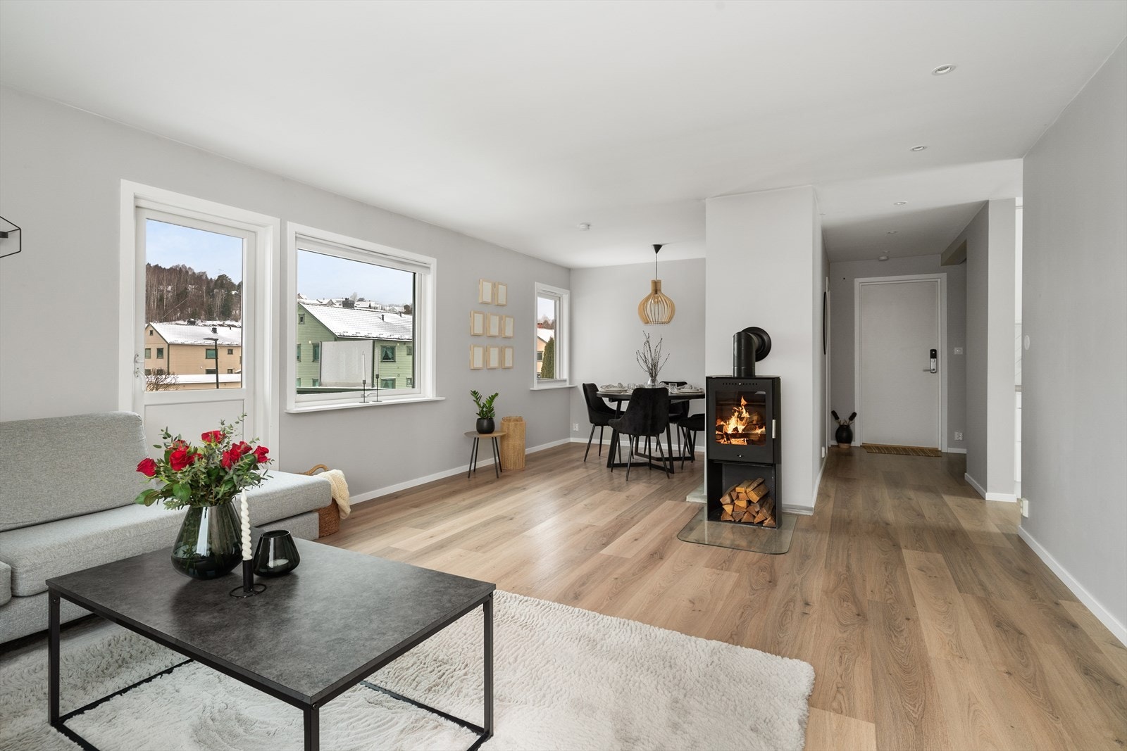Lekker og delikat leilighet, fagmessig pusset opp i 2020. Fremstår med moderne interiør- og fargevalg. Beliggende i 2.etasje med gode solforhold. Galleribilde