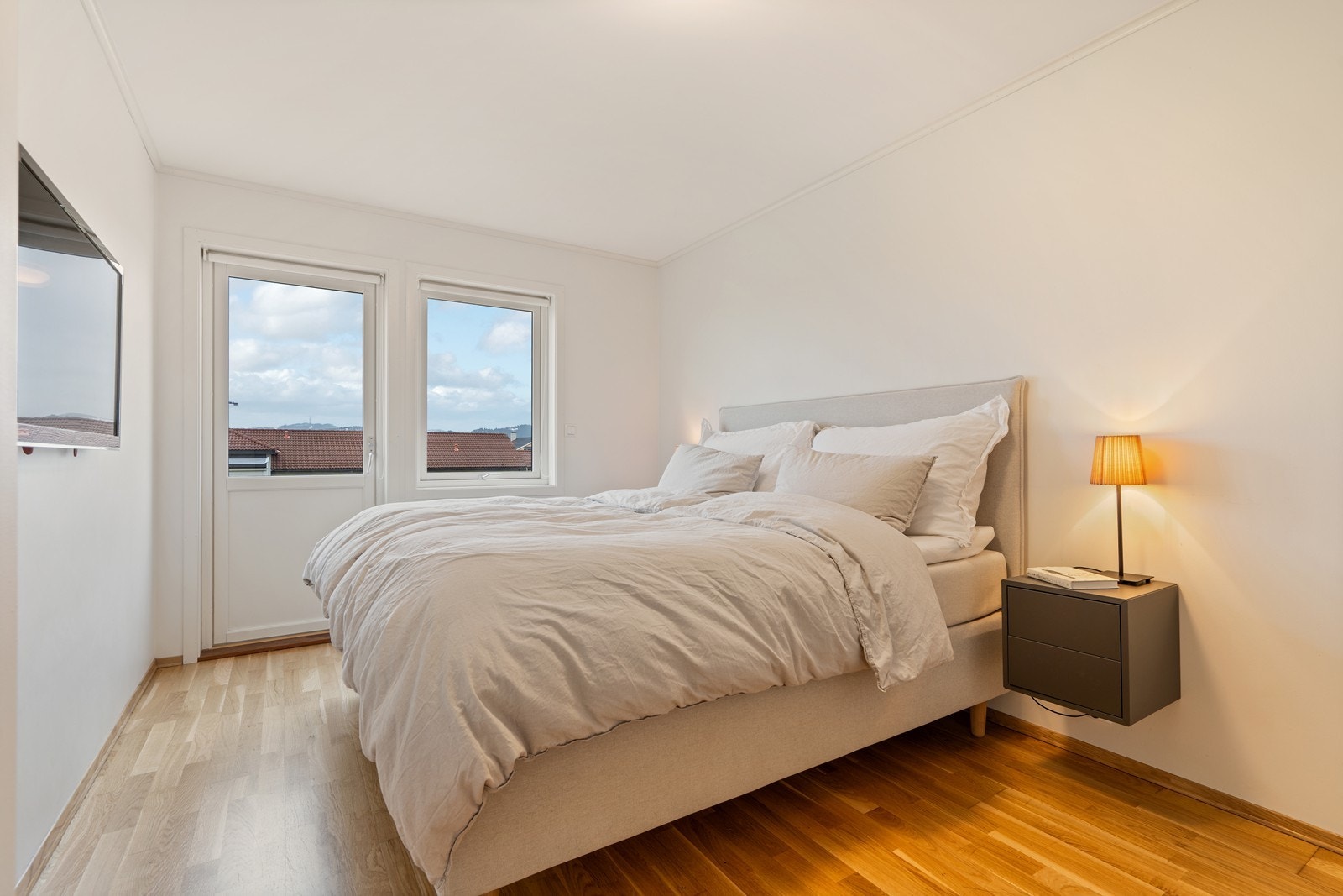 Foreldresoverom med utgang til bakhagen. Galleribilde