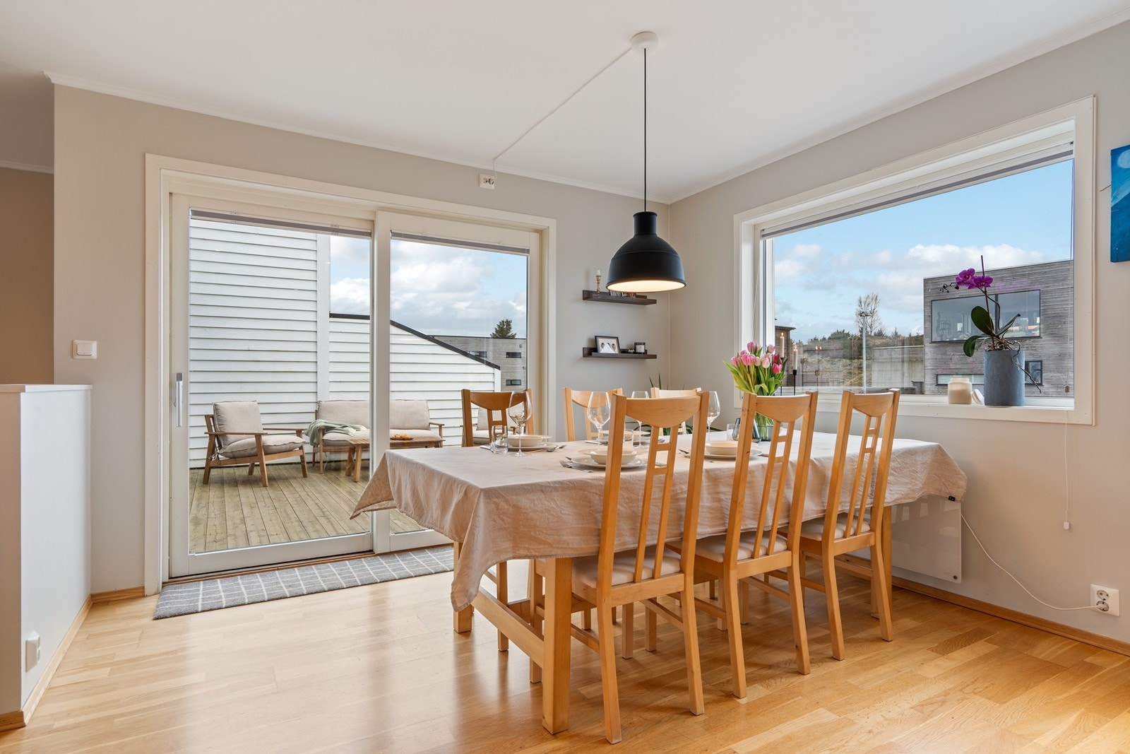 Fra kjøkkenet er det utgang til lun og solrik terrasse. Galleribilde