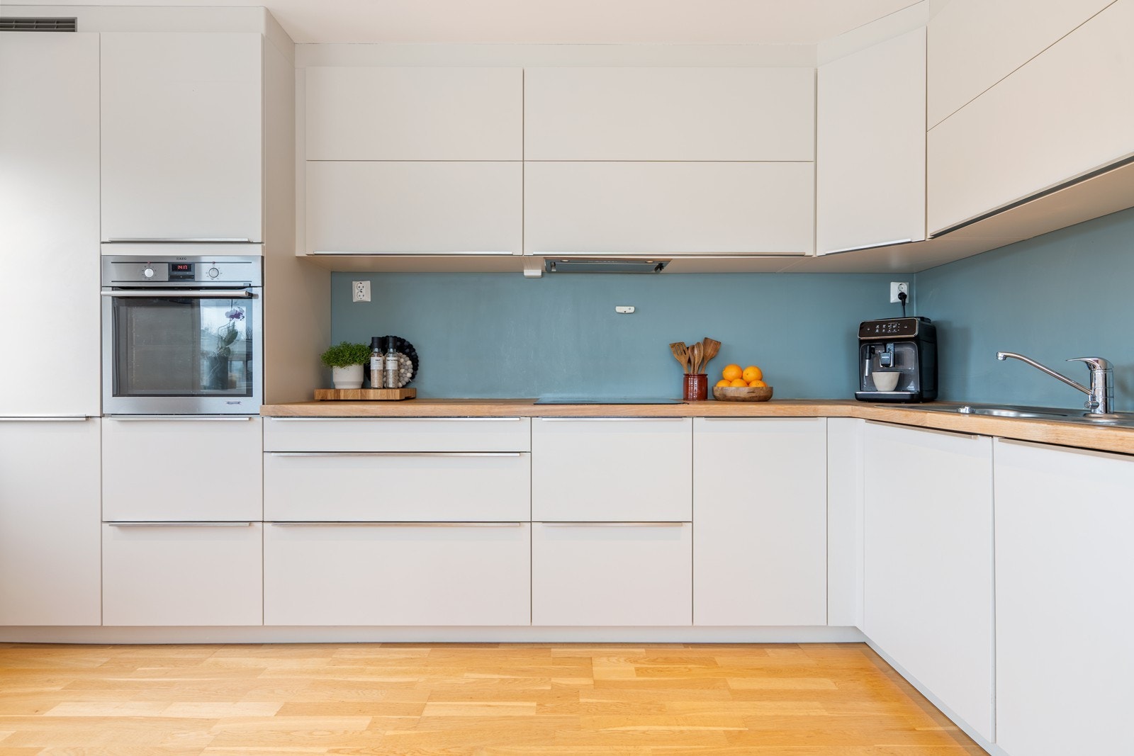 Lys og delikat innredning på kjøkkenet. Galleribilde