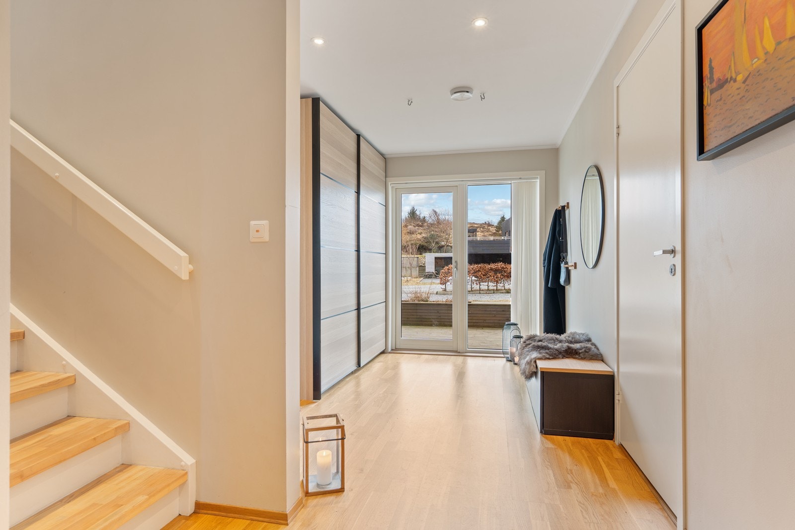 Gang med garderobe i første etasje. Galleribilde